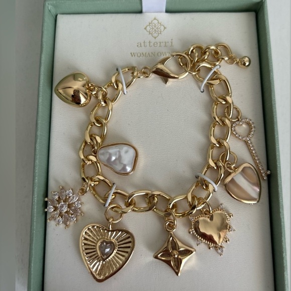 NWT ⚜️🤍⚜️ ATTERRI Cubic Zirconia & Genuine Shell Charm Pearl Bracelet - Picture 4 of 6